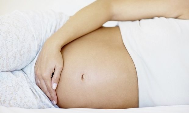 «Είμαι έγκυος: είναι φυσιολογικό να αισθάνομαι πόνο στην κοιλιά;»