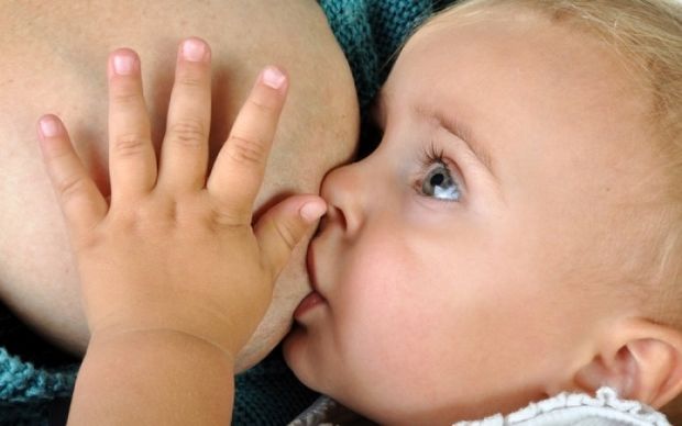 Παρατεταμένος θηλασμός: Ποιους κινδύνους εγκυμονεί