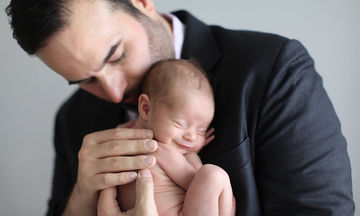Είκοσι τρυφερές φωτογραφίες με μπαμπάδες που κρατούν αγκαλιά το μωρό τους (pics)