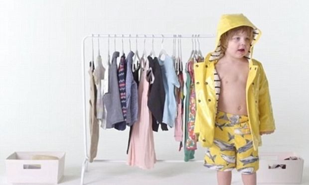 Απολαυστικό: Παιδιά επιχειρούν να ντυθούν μόνα τους για πρώτη φορά (βίντεο)