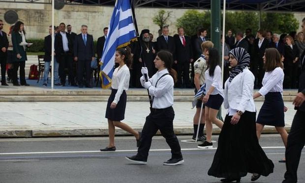 Πρωτοφανές: Μαθήτρια παρέλασε με μαντήλα στην Αθήνα! (pics)