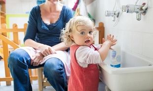 Πρέπει τα παιδιά να πλένουν τα χέρια τους με ζεστό νερό για τα μικρόβια;