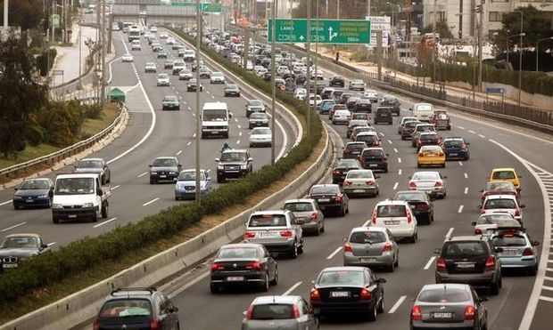 Αυτοκίνητα: Μειώνουν στο μισό τα τέλη κυκλοφορίας, εκτινάσουν τις τιμές στα καύσιμα!