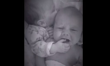 Το βίντεο που κάνει θραύση στο διαδίκτυο: Νεογέννητο βοηθά το δίδυμο αδερφάκι του να σταματήσει το κλάμα!