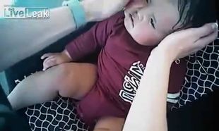 Μωρό βρέθηκε μόνο του και αφυδατωμένο σε αυτοκίνητο- Το έσωσαν αστυνομικοί (βίντεο)