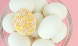 Διακοσμήστε τα πασχαλινά αυγά σας με πολύχρωμη τρούφα! (εικόνες)