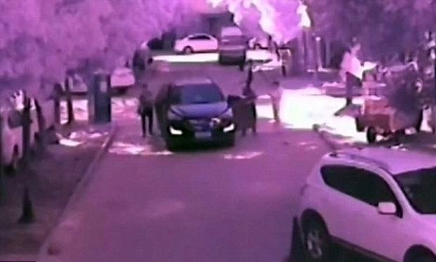 Βίντεο-σοκ: Αγοράκι παρασύρεται από αυτοκίνητο ενώ η μητέρα του παίζει με το κινητό της!