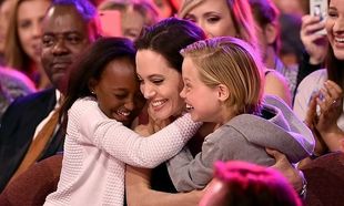 Η Angelina Jolie και τα παιδιά της «υιοθέτησαν» πολυμελή οικογένεια στη Καμπότζη