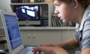 Για ποιους λόγους χρησιμοποιούν οι έφηβοι το διαδίκτυο-Τι δείχνουν τα στοιχεία
