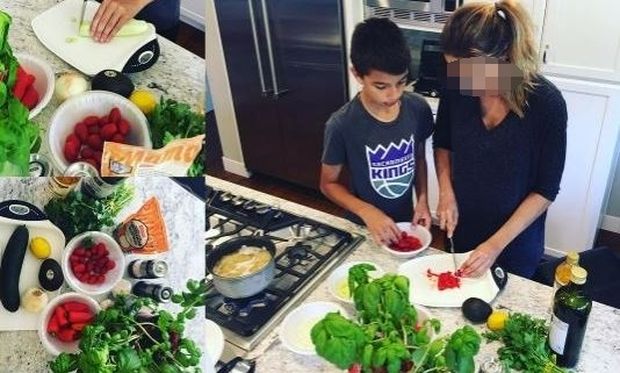 Ελληνίδα παρουσιάστρια μαγειρεύει με τον γιο της! (εικόνα)