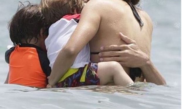 Διακοπές στην Ibiza απολαμβάνει με τον διάσημο σύζυγό της και τα παιδιά της! (εικόνες)