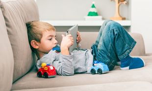 Το παιχνίδι με tablet και smartphones έχει επιπτώσεις στη μυοσκελετική ανάπτυξη των παιδιών