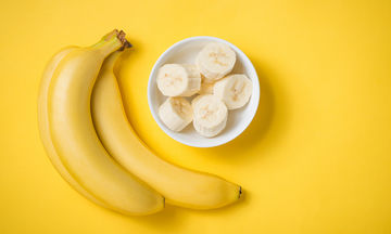 Δείτε το κόλπο για να μη μαυρίζουν οι μπανάνες σας (βίντεο)