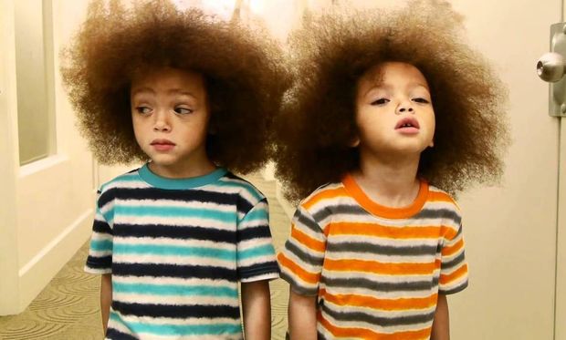 Δίδυμα αδέλφια ανακαλύπτουν το μήκος των μαλλιών τους, στο πρώτο τους κούρεμα!