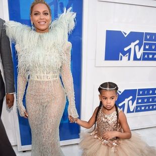Κατά μάνα, κατά κόρη: Δες από πολύ κοντά τις πλεξούδες της Beyoncé και της Blue Ivy!