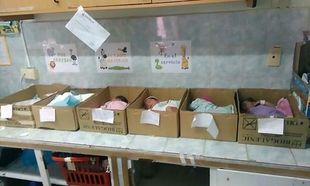 Σε χαρτόκουτα κοιμούνται τα νεογέννητα μωρά σε νοσοκομείο της Βενεζουέλας (φωτό)
