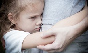 Πώς η υπερπροστατευτική ανατροφή μπορεί να επηρεάσει αρνητικά την αυτοπεποίθηση του παιδιού