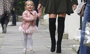 Πασίγνωστη μαμά φοράει στην 2 ετών κορούλα της, ροζ δερμάτινο αξίας 4000 λιρών!
