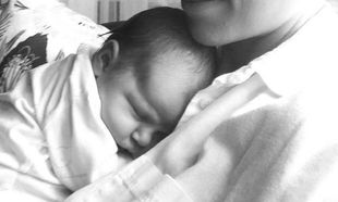 Γνωστή ηθοποιός αγκαλιά με το 9 ημερών μωρό της