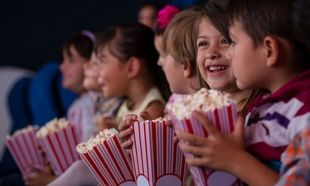 Σε ποια ηλικία πρέπει να πάει πρώτη φορά το παιδί κινηματογράφο;
