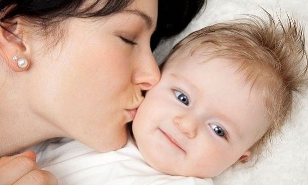 Δείτε τι κακό μπορεί να προκαλέσει σε ένα μωρό, ένα αθώο μητρικό φιλί στο αυτί!
