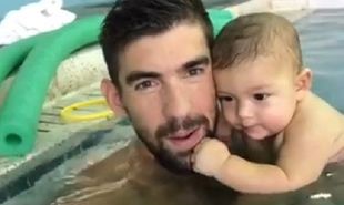Michael Phelps: Μαζί με το γιο του στην πισίνα για το πρώτο μάθημα κολύμβησης (vid)