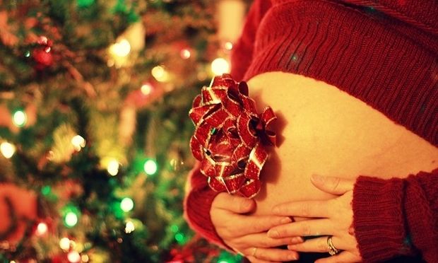 Έγκυος τα Χριστούγεννα: Τι μπορείτε να φάτε και τι να αποφύγετε
