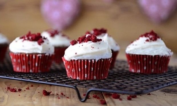 Εύκολα χριστουγεννιάτικα red velvet cupcakes- Δοκιμάστε τα!