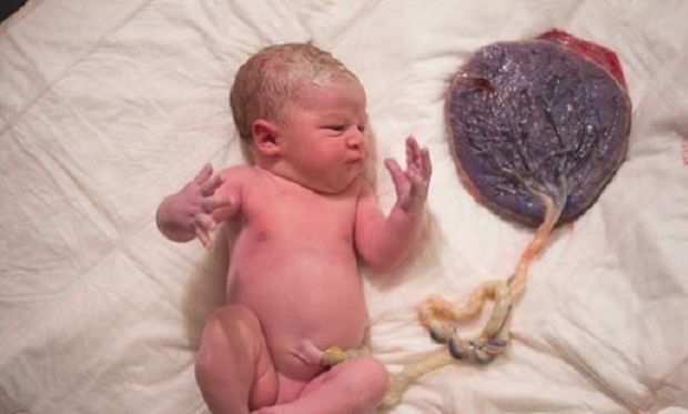 10+4 ασυνήθιστες φωτογραφίες που αποτυπώνουν τη «σκληρή» ομορφιά της γέννας