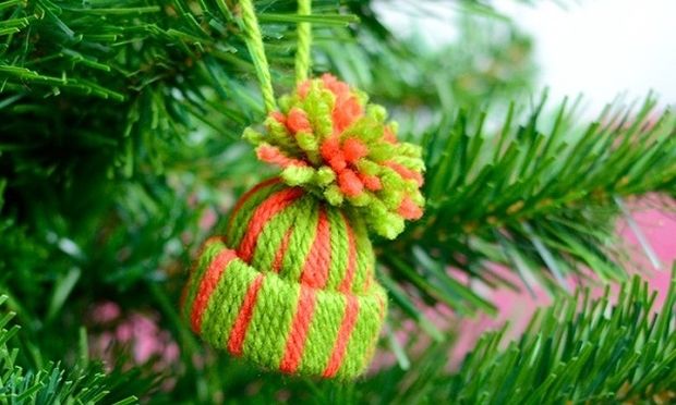 DIY: Φτιάξτε πολύχρωμα χριστουγεννιάτικα σκουφάκια με χαρτί και μαλλί πλεξίματος