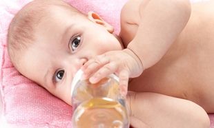 Πότε το μωρό μπορεί να πιει νερό;