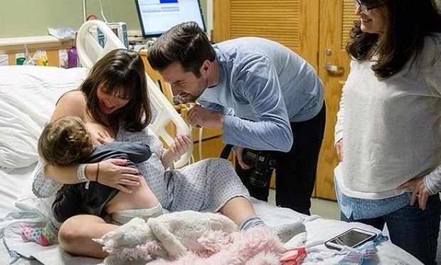 Θηλάζει την κόρη της ενώ προετοιμάζεται να γεννήσει-Η φωτογραφία που έγινε viral