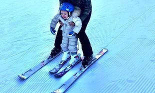 Η 2,5 ετών κόρη της μαθαίνει σκι και η μαμά δεν μπορεί να κρύψει την χαρά της (pics+vid)