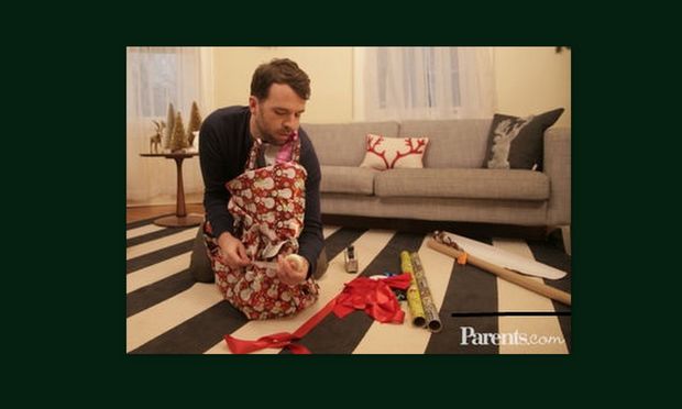 Απολαυστικό: Πώς είναι για ένα ζευγάρι τα Χριστούγεννα πριν και μετά το παιδί (βίντεο)
