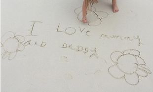 «Αγαπώ τη μαμά και τον μπαμπά» γράφει η κόρη των διάσημων γονιών