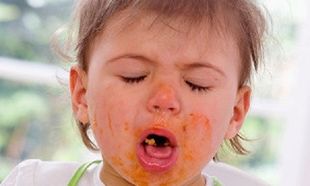 Γνωρίζετε τι πρέπει να κάνετε όταν το παιδί σας πνίγεται από φαγητό; Δείτε το βίντεο
