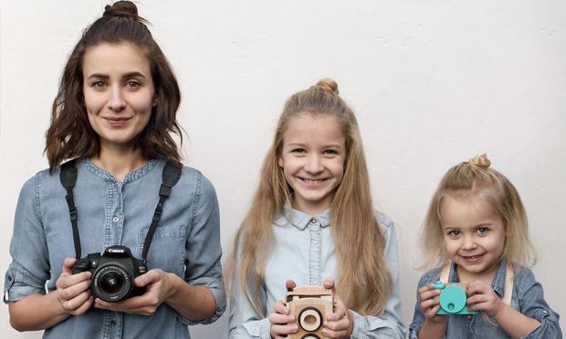 Αυτή η μαμά έχει ξετρελάνει το Instagram, μαζί με τις 2 κόρες της και αυτός είναι ο λόγος