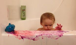 Το internet κάνει πάρτυ με τη θυμωμένη φατσούλα αυτής της μικρής στο μπάνιο!