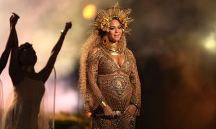 Beyonce: Γυμνή στα Grammys 2017 εμφανίστηκε για να αποδείξει ότι είναι όντως έγκυος! (pics & vid)