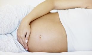 Πόνοι στην κοιλιά και ενοχλήσεις στην εγκυμοσύνη: Πότε πρέπει να ανησυχείτε