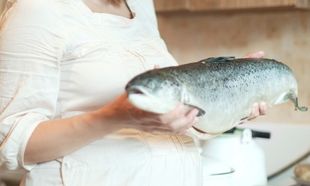 Πολλά ψάρια στην εγκυμοσύνη δίνουν παραπανίσια κιλά στα παιδιά