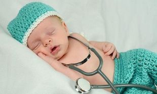 Νεογέννητα μωρά: Οι πρώτες εξετάσεις που γίνονται στο μαιευτήριο αμέσως μετά τη γέννησή τους
