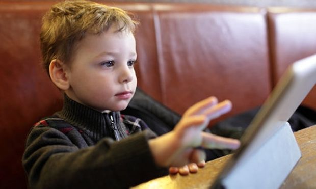 «Αφήνετε τα παιδιά να χρησιμοποιούν ηλεκτρονικά στο εστιατόριο;» Τι απαντούν οι γονείς