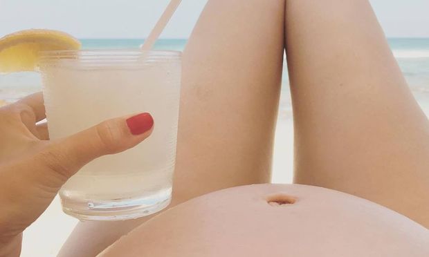 3 μήνες μετά τα νέα της εγκυμοσύνης μας δείχνει για πρώτη φορά τη φουσκωμένη της κοιλίτσα
