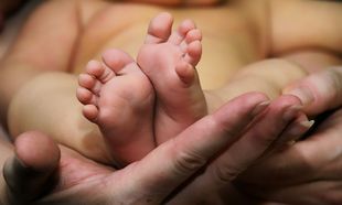 5 φυσικοί τρόποι για να δεθείτε με το μωρό σας