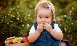 Το λάθος που κάνουν οι γονείς όταν τρώνε τα παιδιά τους