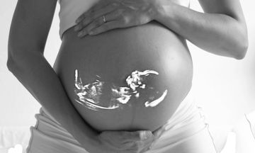 Εξετάσεις εγκυμοσύνης ανά βδομάδα: Δείτε ποιες είναι οι σημαντικότερες και τι δείχνουν