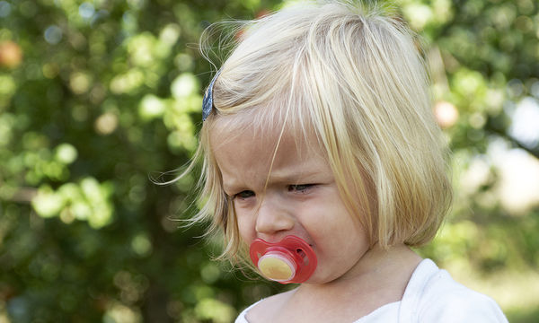Πιπίλα: πότε και πώς πρέπει να κοπεί για να μην στραβώσουν τα δόντια του παιδιού