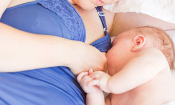 «Breastsleeping»: Τι αλλάζει στο σώμα σας όταν θηλάζετε και κοιμάστε με το μωρό