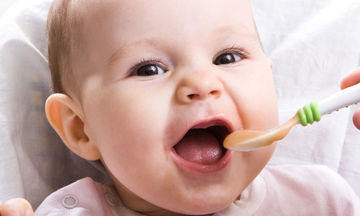 Πώς να δώσετε τις πρώτες στερεές τροφές στο μωρό